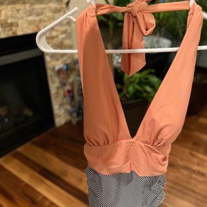 Flattering Cupshe one piece swimsuit. New with Tags. Medium.